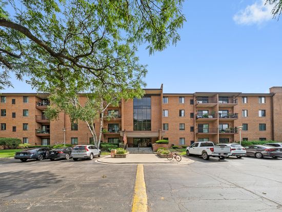 709 W 79th St #204, Darien, IL 60561