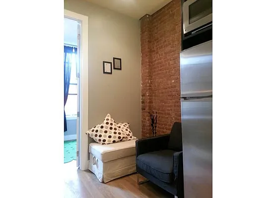 Rented by Realty Advisors Group | media 31