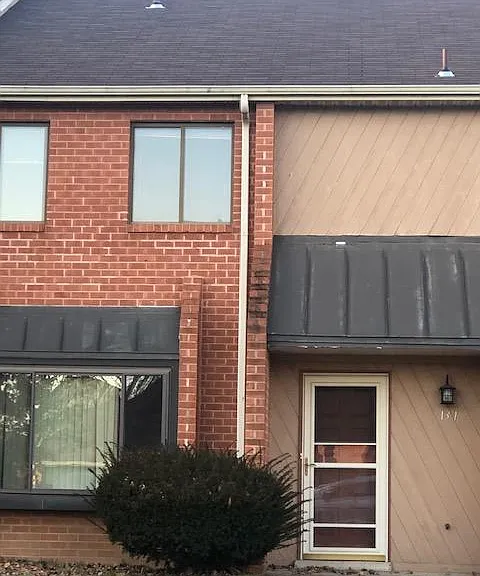 131 Caernarvon Ct — Photo 2