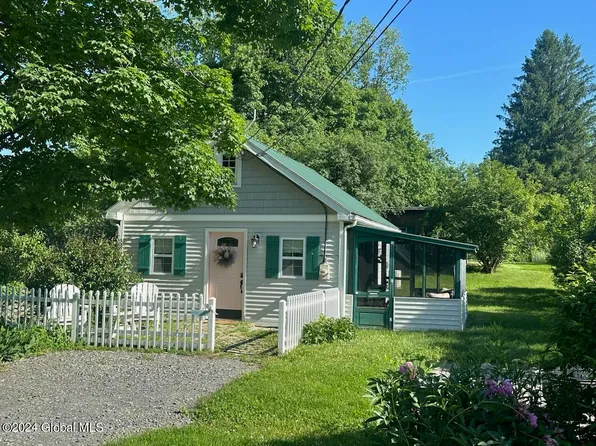 1379 Aquetuck Road, Ravena, NY 12143