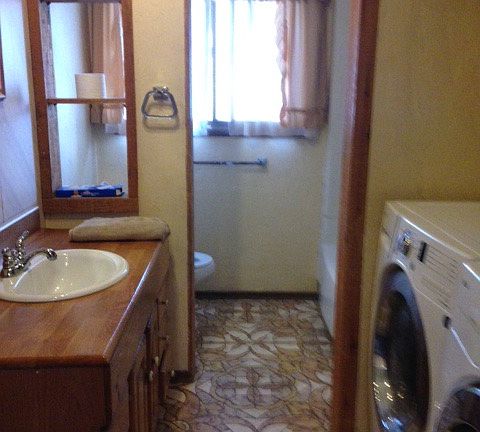Bath/laundry on main