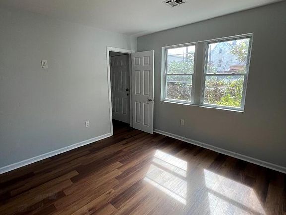 3rd image of 190 Jefferson St