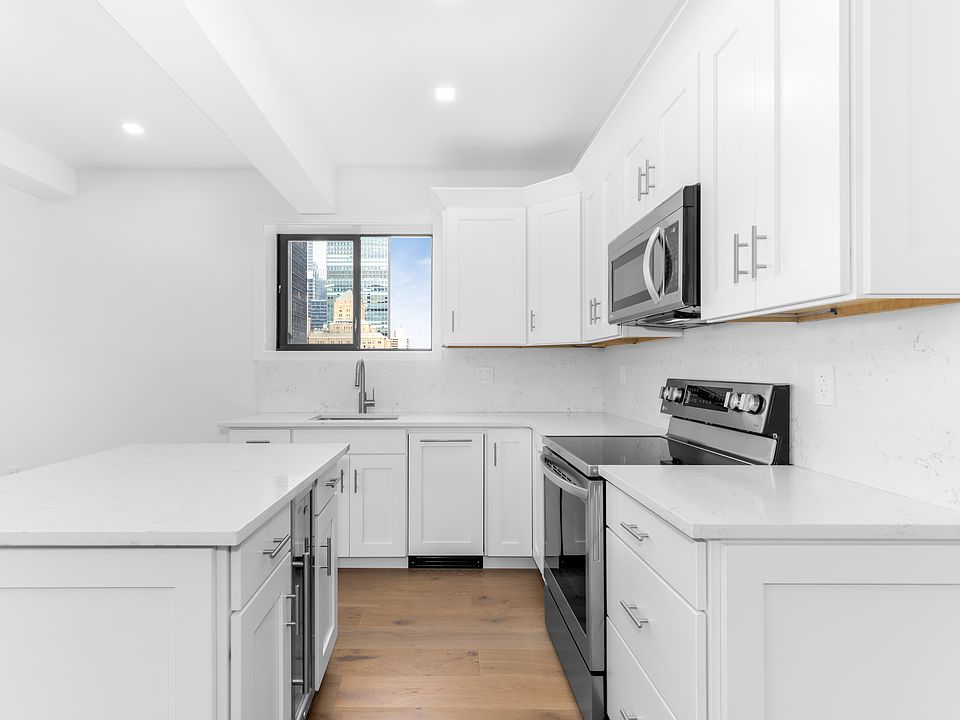 1st image of 150 W 51st St APT 2116