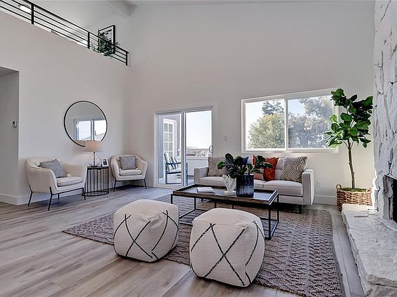 Living Room/Fireplace/Loft