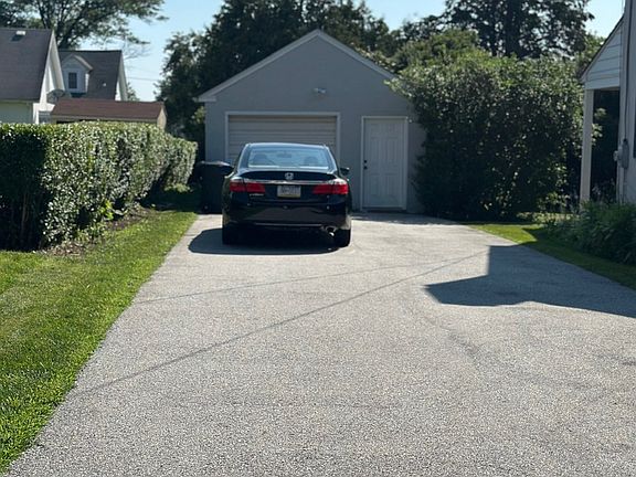 Oversized Garage Driveway parking up to 4 cars