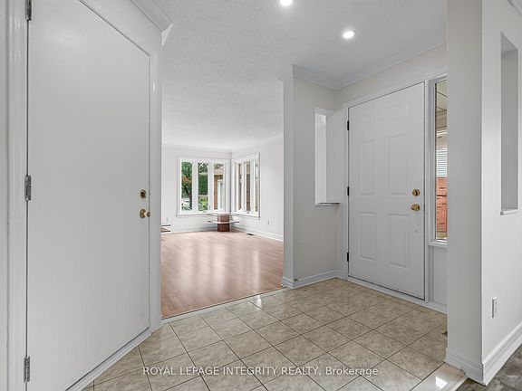 3rd image of 137 Hunterswood Cres