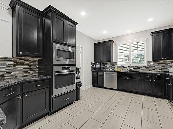 3rd image of 929 Oak St