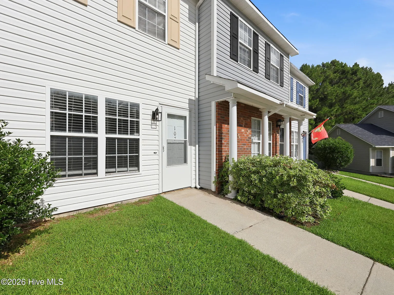 2 bed, 2.5 bath, 992 sqft, $1,400 — Photo 2