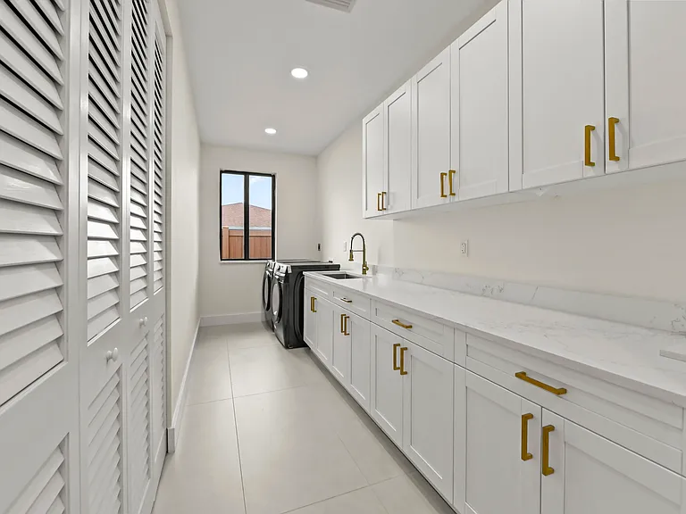 621 NW 42nd Ave — Photo 32