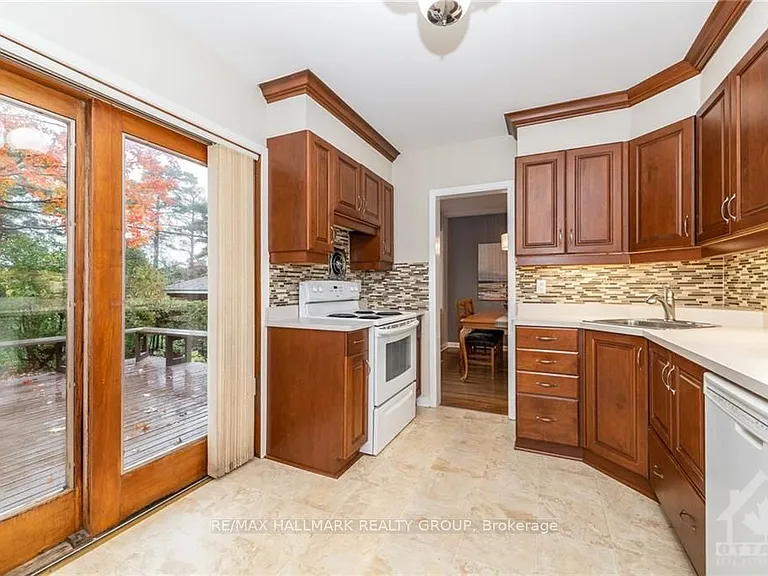 1132 Cline Cres #A — Photo 10