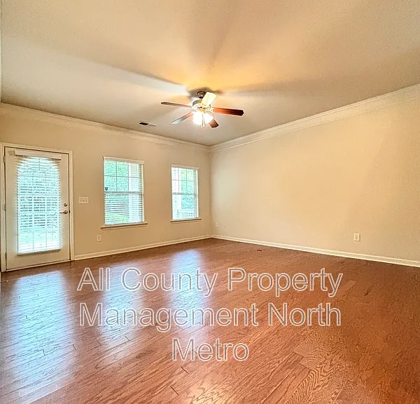 421 Parkstone Dr — Photo 2