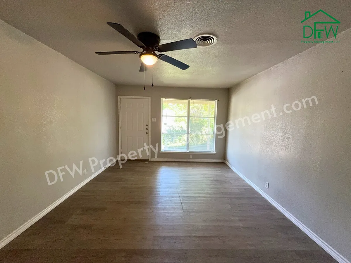 Building Photo - 3316 Shorewood Dr