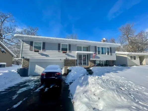 208 Valley Dr, Oakwood Hills, IL 60013