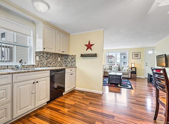 5th image of 17 W Harrington Ave
