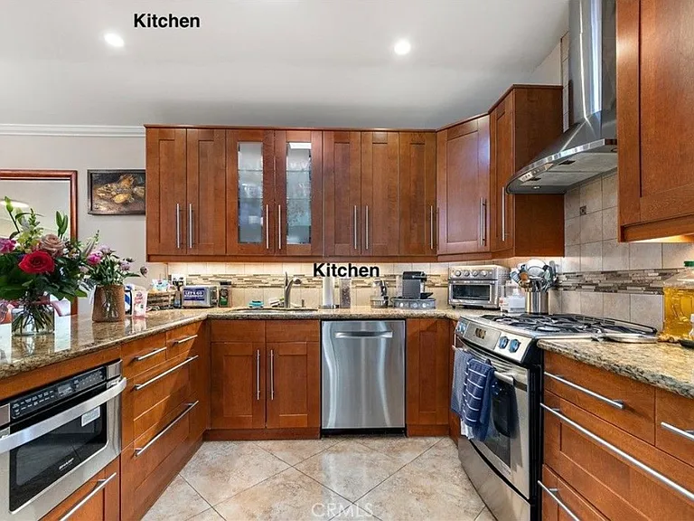10500 Jordan Ave — Photo 3