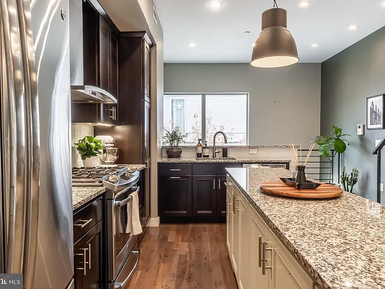 608 N American St — Photo 12