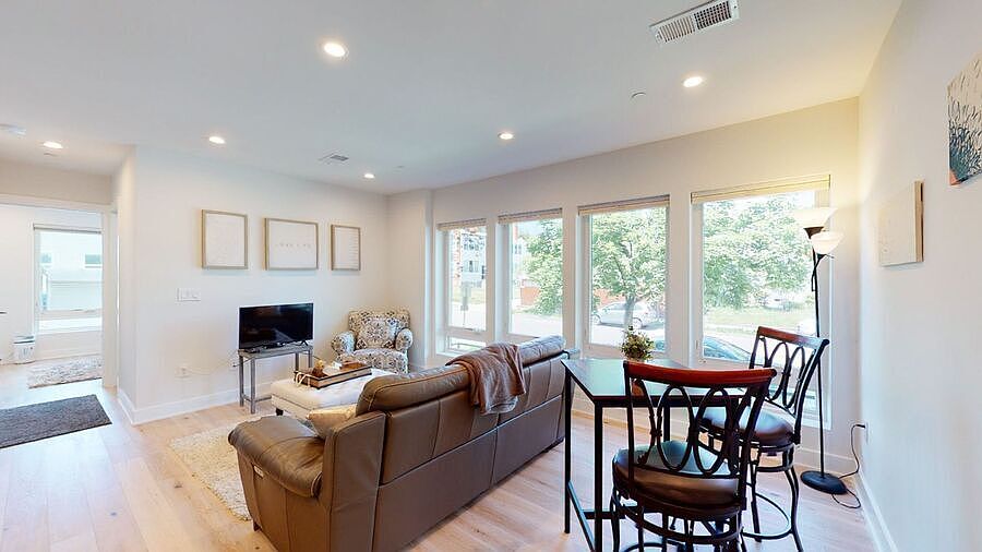 1st image of 3934 10th St NE #4