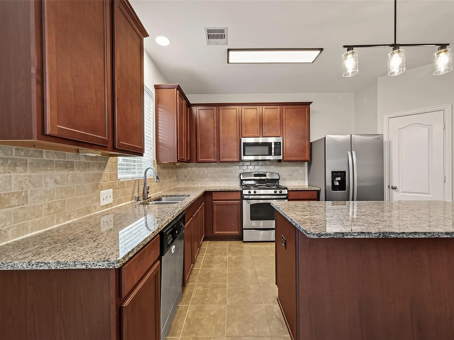 3 bed, 2.5 bath, 2020 sqft, $2,300 — Photo 3