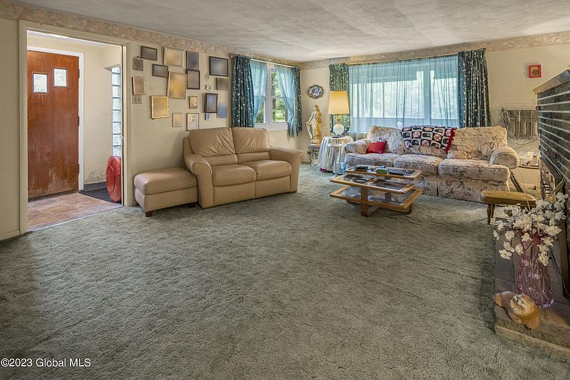 2nd image of 988 Sacandaga Road