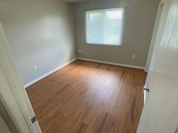 5th image of 940 E 16th St #202