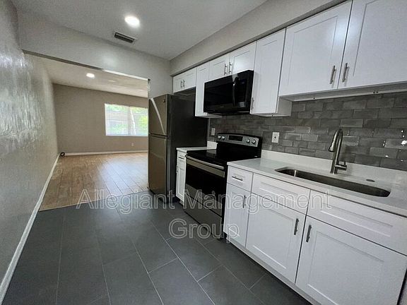 2nd image of 814 Hillcrest St