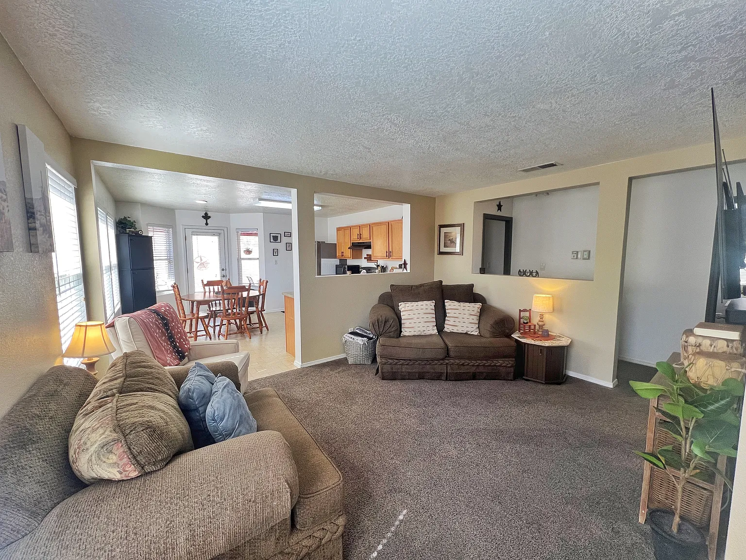3 bed, 1100 sqft, $2,100 — Photo 4