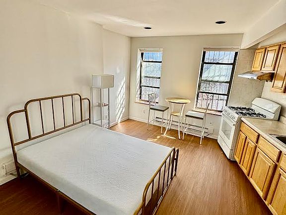 2nd image of 25 Pell St APT 5R
