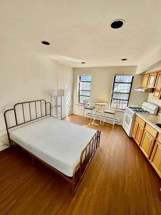 Building Photo - 25 Pell St #5R