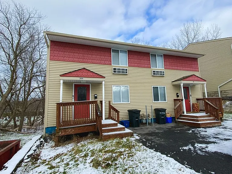 209 Robert Dr — Photo 2