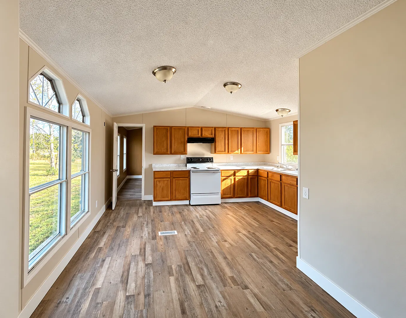 Country living with spacious front and backyard - 3 beds/ 2bath available now — Photo 2