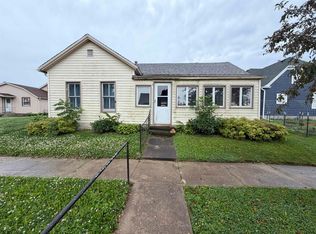202 E Henry St, Calmar, IA 52132