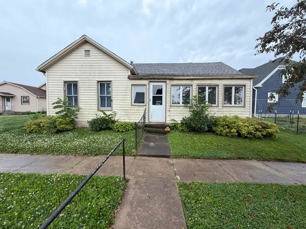 202 E Henry St, Calmar, IA 52132