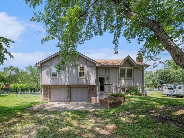 402 E 10th St, Kearney, MO 64060