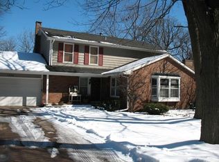 1880 Carriage Hill Rd, Lisle, IL 60532