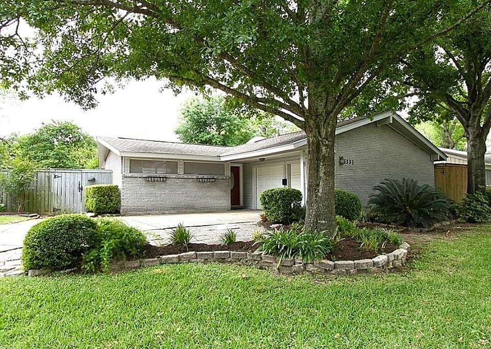 Lovely 3-2-2 on one of the nicest blocks in Mangum Manor
