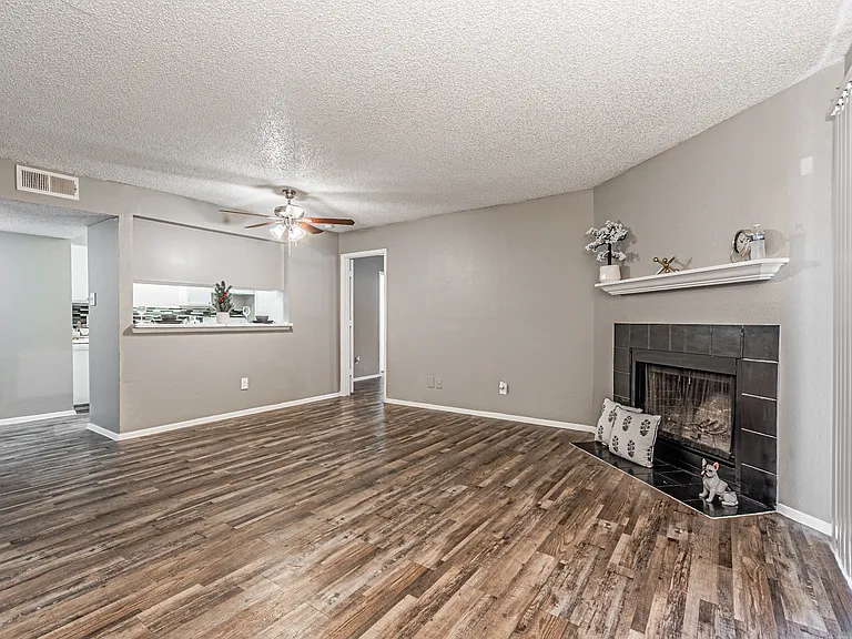 Thorn Manor Apartments — Photo 9