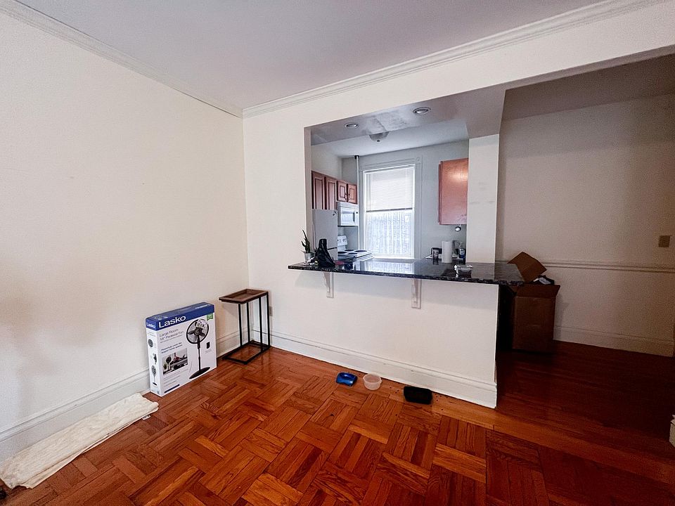 2nd image of 40 Queensberry St #112