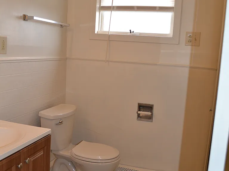 835 Bank St — Photo 8
