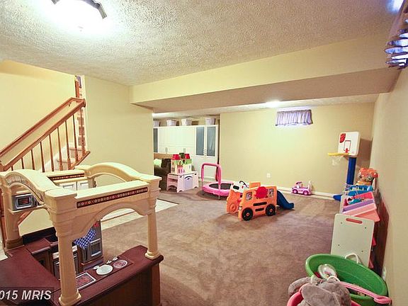 5th image of 68 Newbury Dr