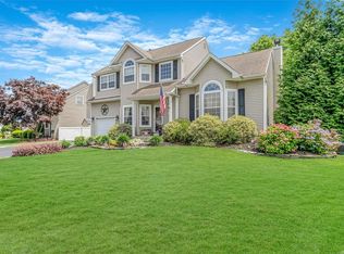 31 Blueberry Ridge Dr, Holtsville, NY 11742
