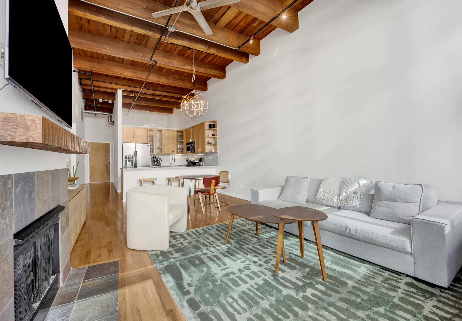 2 bed, 2.0 bath, 1300 sqft, $3,750 — Photo 4