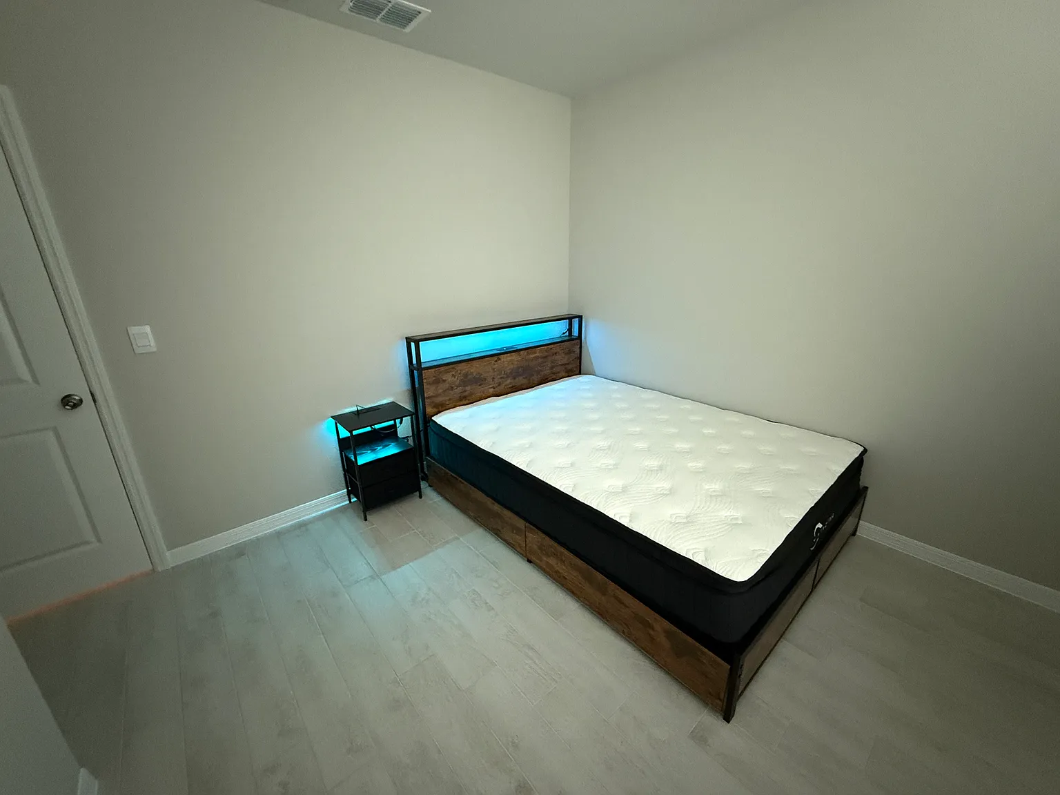 Studio, 200 sqft, $700 — Photo 4