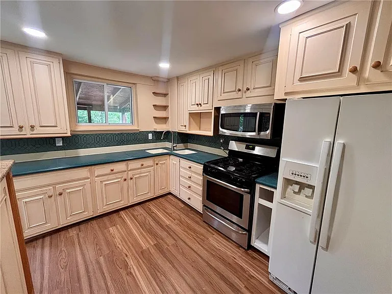 840 Constitution Dr — Photo 5