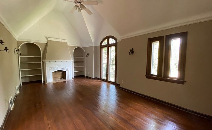 2nd image of 1544 Genesee Rd #Up