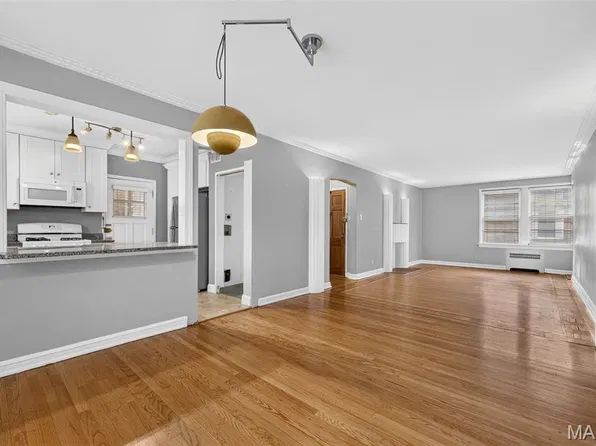 7532 York Dr APT 2E, Saint Louis, MO 63105