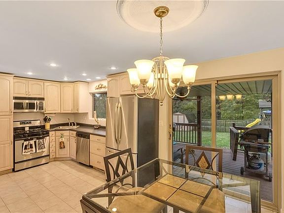 5th image of 2609 Poinsettia Dr