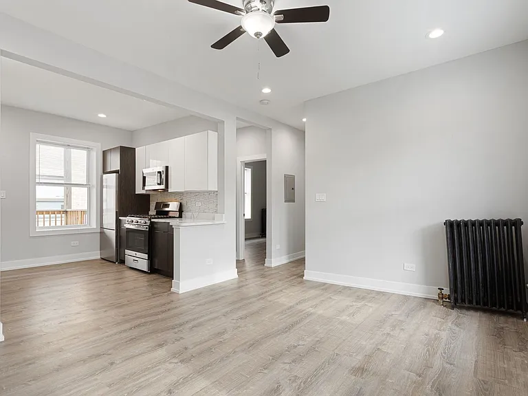 7417-27 N Clark St — Photo 15