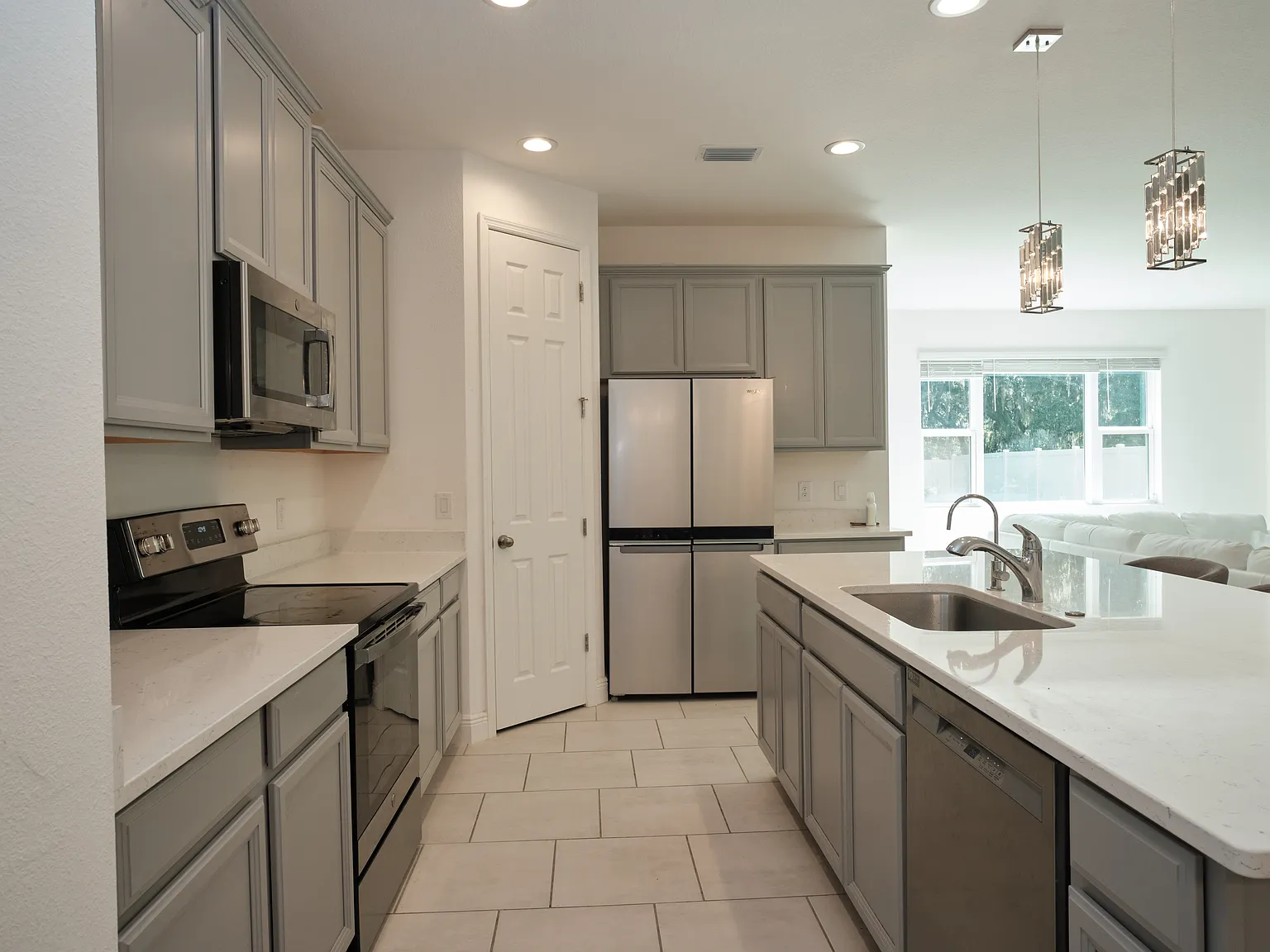 5 bed, 3198 sqft, $3,200 — Photo 3
