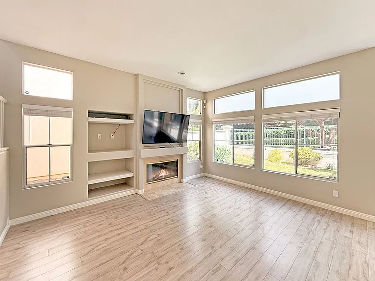 5423 Renaissance Ave — Photo 8