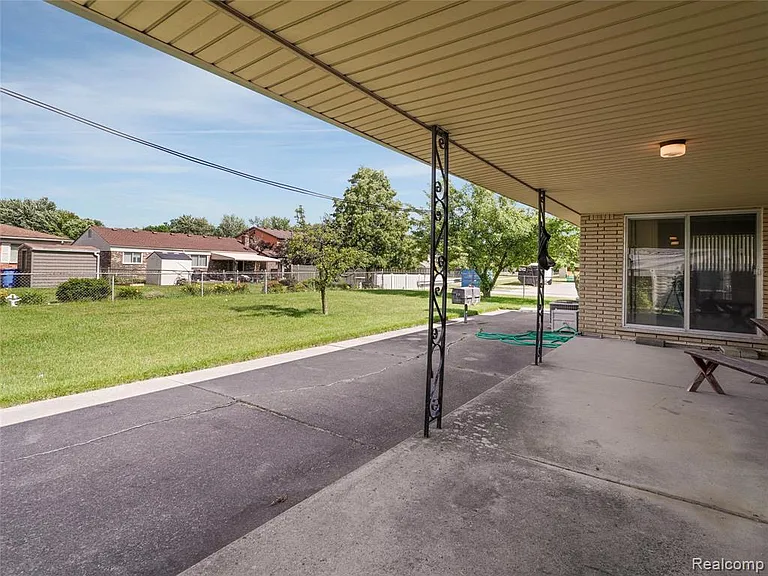 28506 Steele Dr — Photo 37